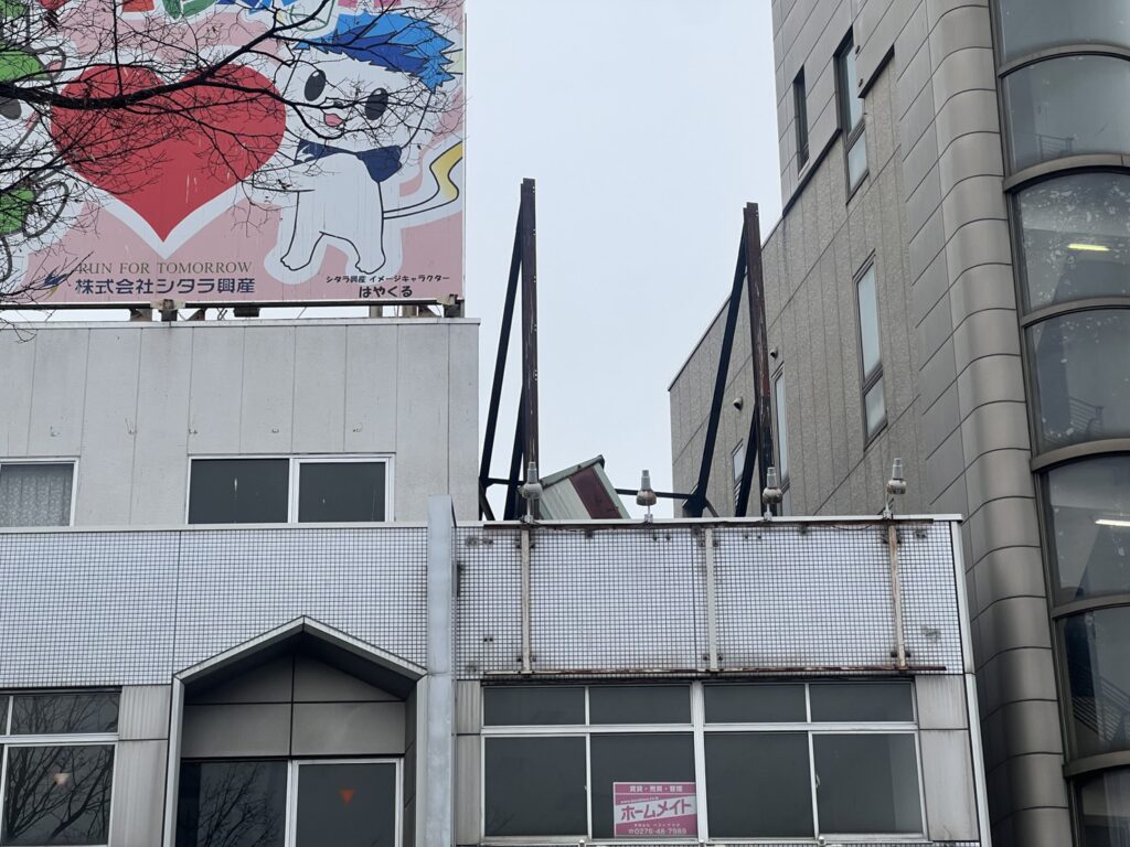 深谷駅前ビル屋上看板設置コーナー!業績アップ間違いなし!
